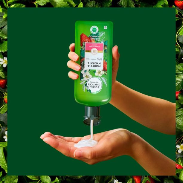 Herbal Essences 90% Natural Origin Strawberry&Mint шампоан За коса Strawberry Mint 400 мл. купи на топ цена