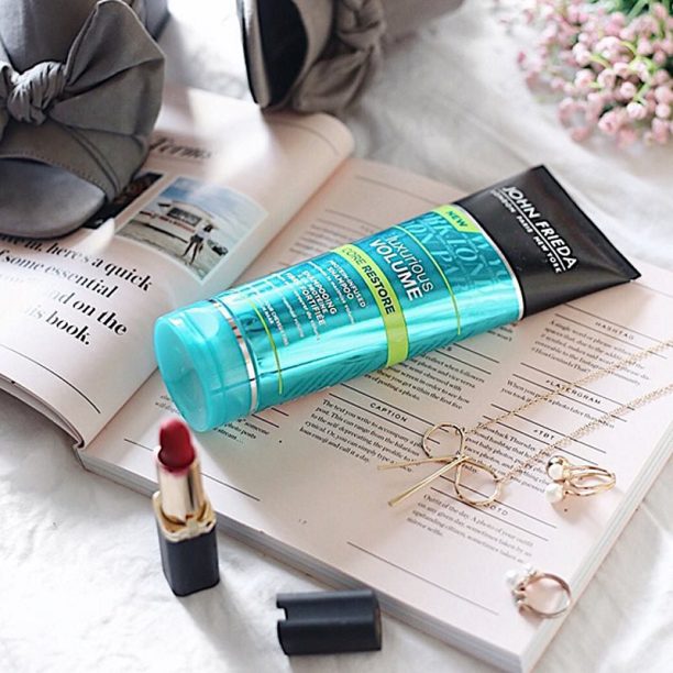 John Frieda Volume Lift Touchably Full балсам за обем на нежна коса 250 мл. купи на топ цена