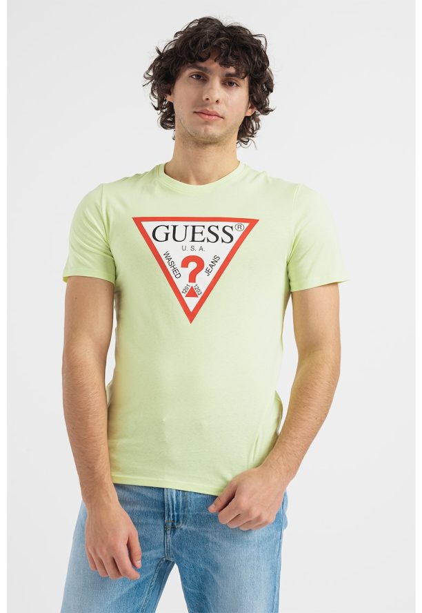 Вталена тениска с триъгълно лого GUESS JEANS