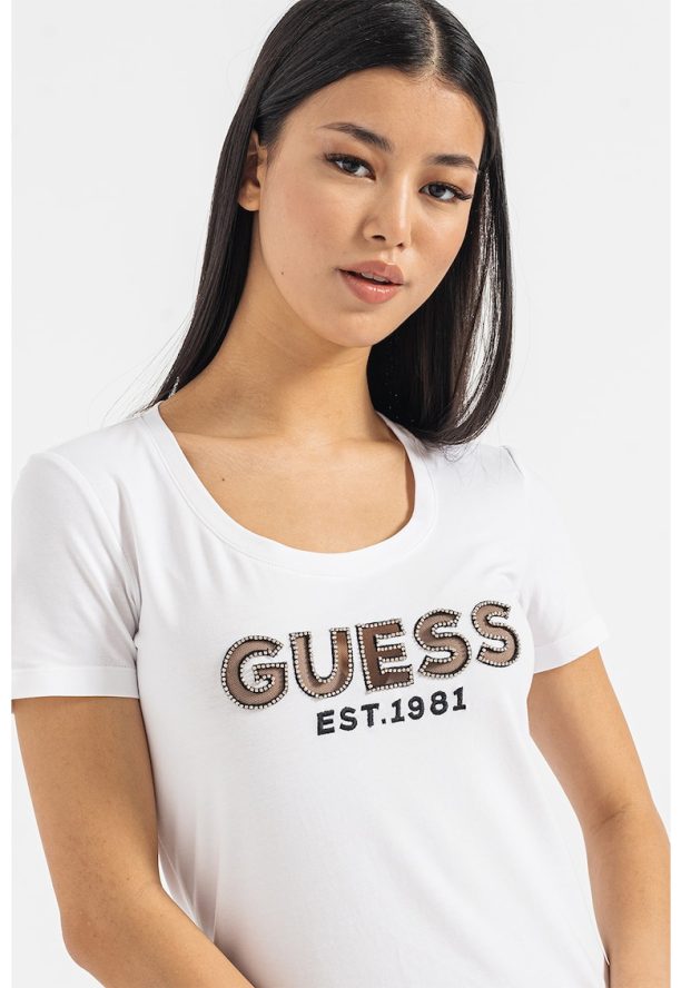 Тениска по тялото с лого с декоративни камъни GUESS JEANS