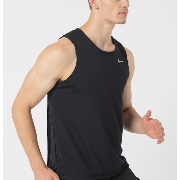 Топ за бягане с Dri-Fit и лого Nike