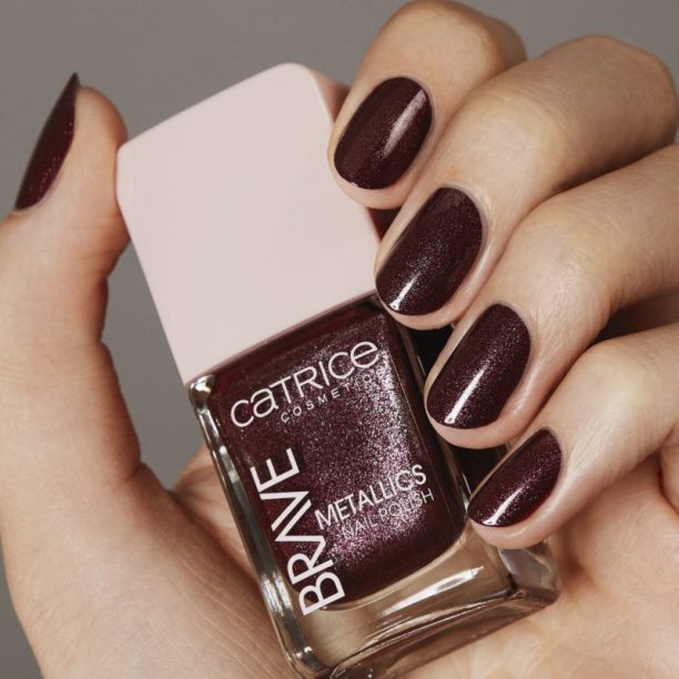 Catrice BRAVE Metallics лак за нокти цвят 04 Love You Cherry Much 10