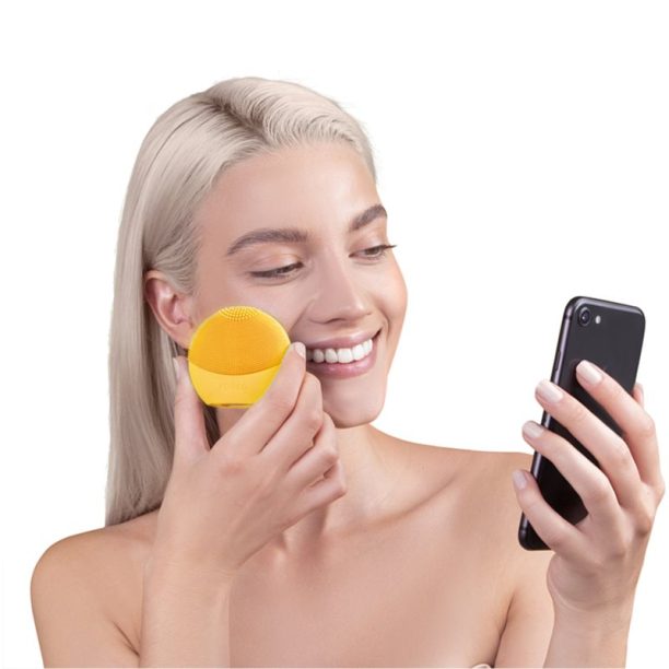 FOREO Luna™ Play Smart почистващ звуков уред с анти-бръчков ефект Sunflower Yellow 1 бр. купи на топ цена