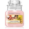 Yankee Candle Fresh Cut Roses ароматна свещ Classic малка 104 гр.