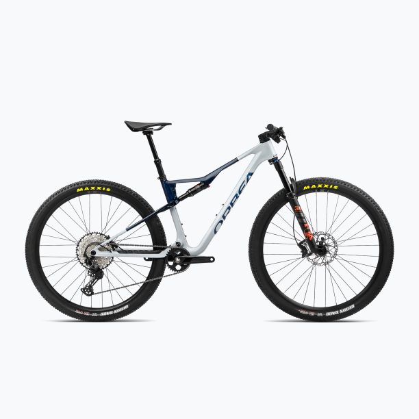 Orbea Oiz M30 2023 halo silver/blue carbon view планински велосипед