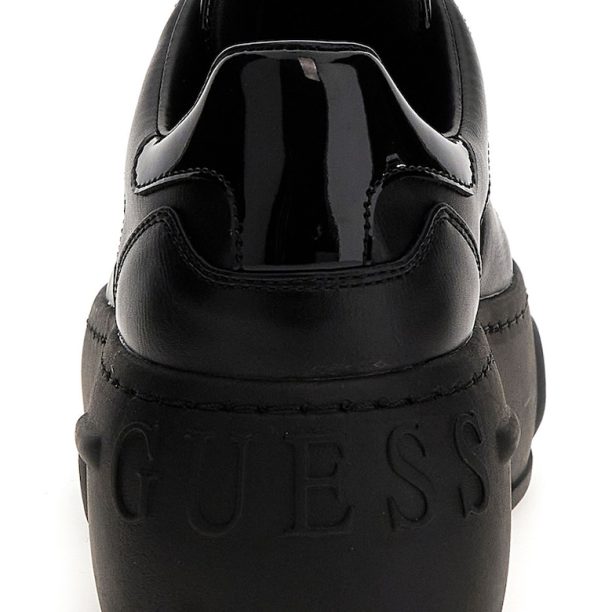 Спортни обувки с равна платформа и монограм Guess