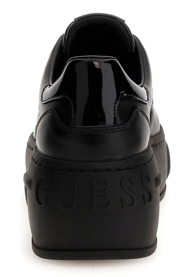 Спортни обувки с равна платформа и монограм Guess