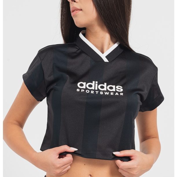 Къса вталена тениска Tiro с лого adidas Sportswear