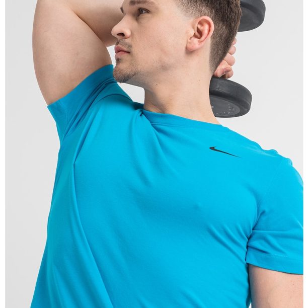 Фитнес тениска с овално деколте и Dri-FIT Nike