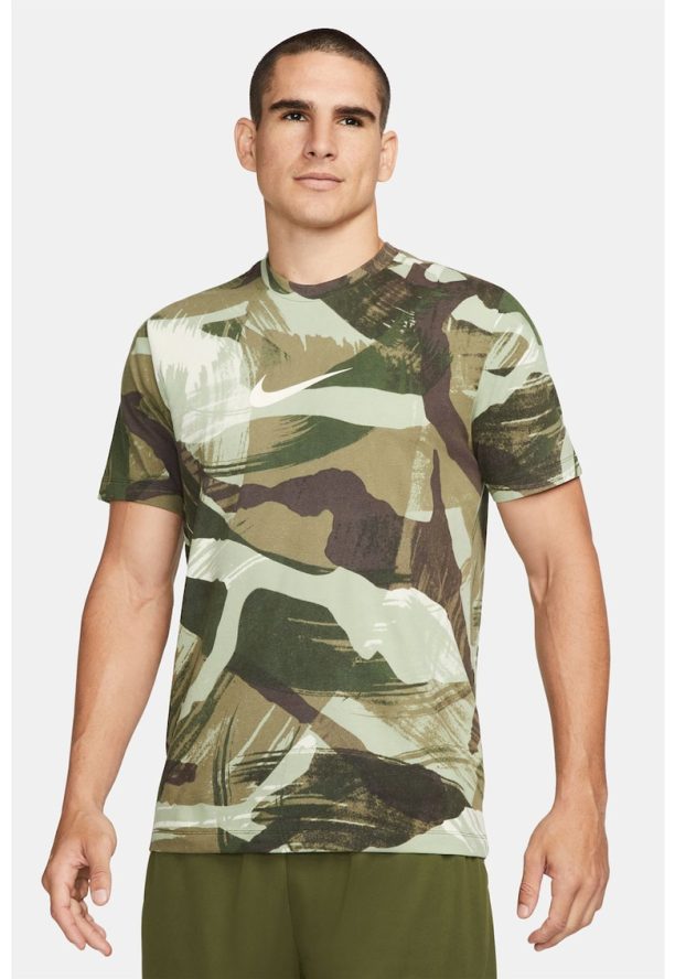 Фитнес тениска Tee Camo с овално деколте Nike