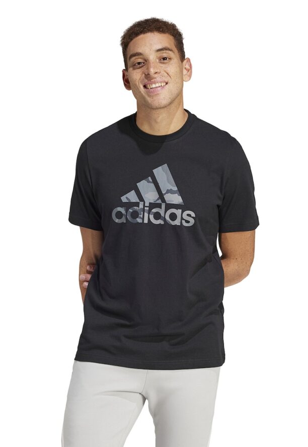 Памучна тениска Camo Badge с лого adidas Sportswear