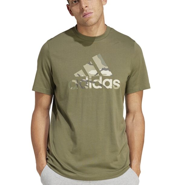 Памучна тениска Camo Badge с лого adidas Sportswear