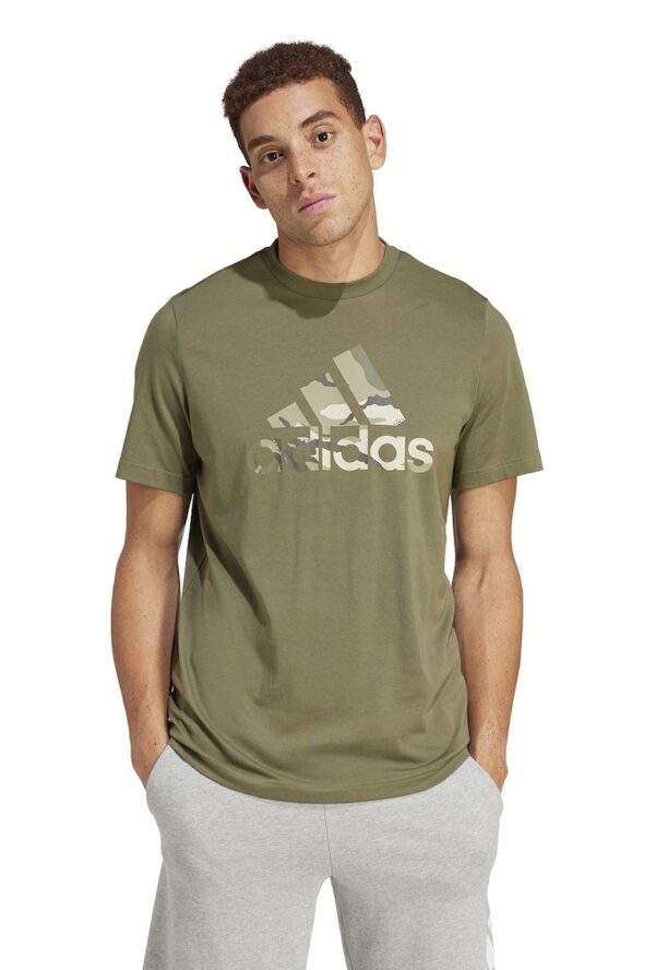 Памучна тениска Camo Badge с лого adidas Sportswear